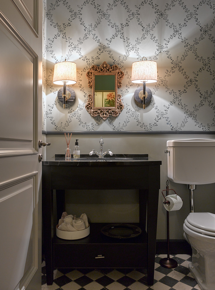 Klassische Gästetoilette mit schwarzen Schränken, Wandtoilette mit Spülkasten, weißer Wandfarbe und Unterbauwaschbecken in Moskau