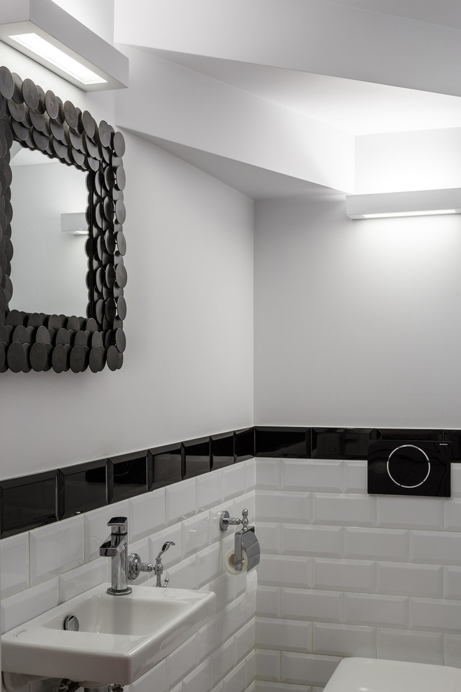 Свежая идея для дизайна: туалет в современном стиле с подвесной раковиной - отличное фото интерьера