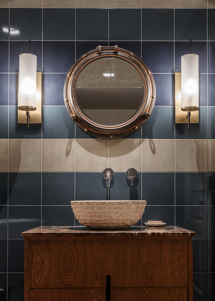 モスクワにあるコンテンポラリースタイルのおしゃれなトイレ・洗面所 (フラットパネル扉のキャビネット、中間色木目調キャビネット、ベッセル式洗面器) の写真
