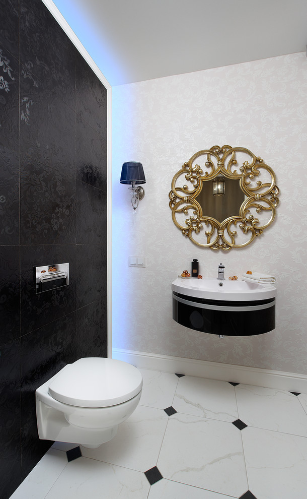 Idée de décoration pour un petit WC suspendu design avec un placard à porte plane, des portes de placard noires, un carrelage noir et blanc, un carrelage blanc, un carrelage noir, des carreaux de porcelaine, un sol en marbre, un sol multicolore et un lavabo intégré.