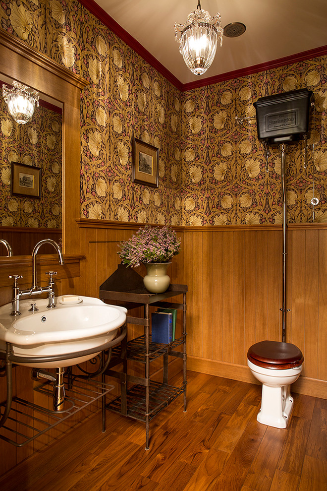 Mittelgroße Klassische Gästetoilette mit Wandwaschbecken, Wandtoilette mit Spülkasten, brauner Wandfarbe, braunem Holzboden und orangem Boden in Moskau