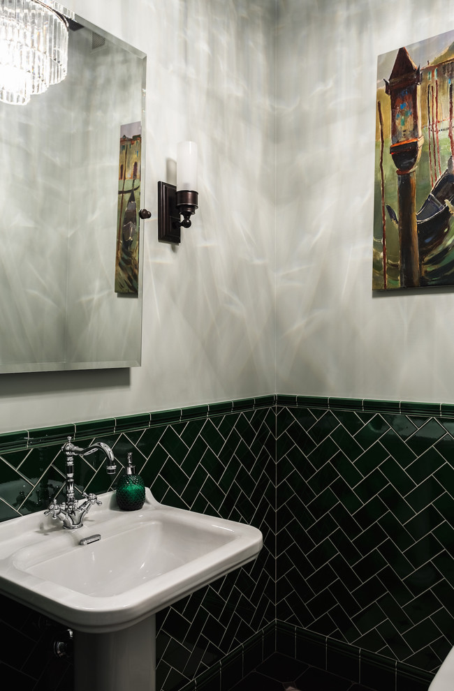 Idéer för ett litet klassiskt toalett, med öppna hyllor, gröna skåp, en toalettstol med separat cisternkåpa, grön kakel, stenkakel, grå väggar, klinkergolv i keramik, ett konsol handfat, marmorbänkskiva och grått golv