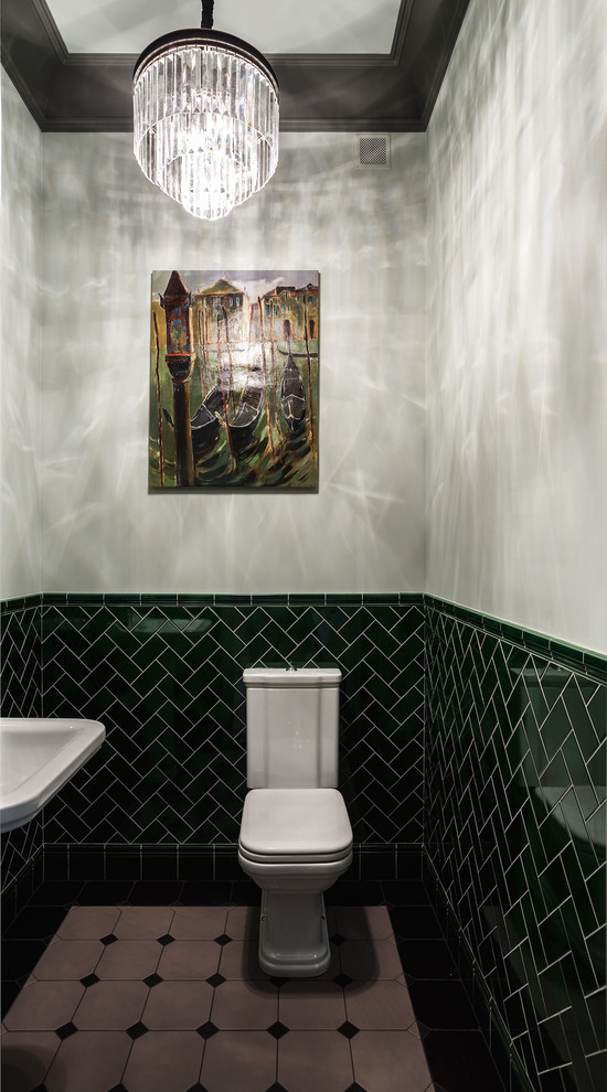 Kleine Klassische Gästetoilette mit Wandtoilette mit Spülkasten, grünen Fliesen, Steinfliesen, grauer Wandfarbe, Keramikboden, grauem Boden und Sockelwaschbecken in Moskau