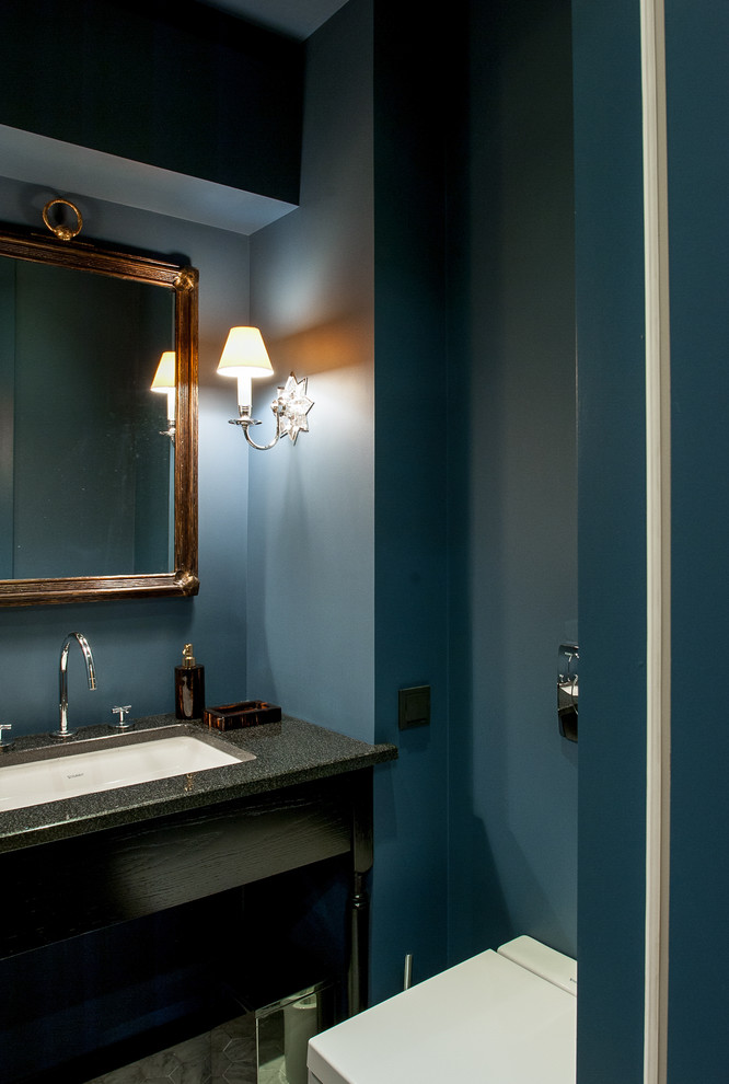 Inspiration för ett funkis toalett, med blå väggar