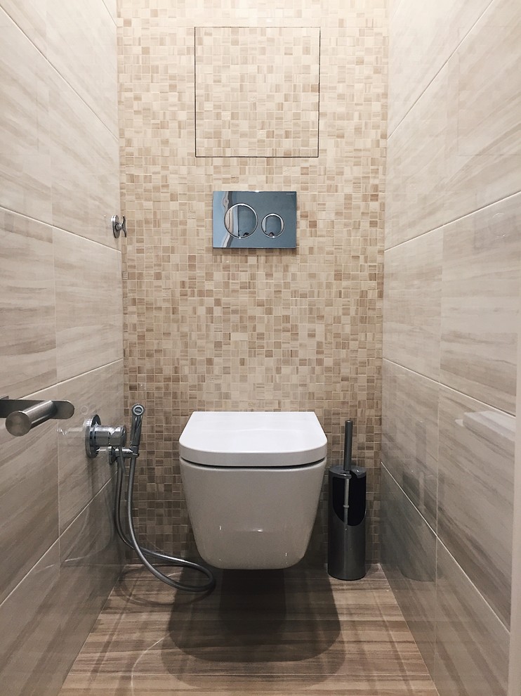 Kleine Moderne Gästetoilette mit Wandtoilette, beigen Fliesen, Keramikboden und beiger Wandfarbe in Moskau
