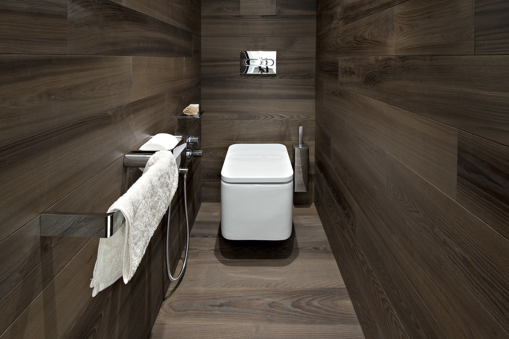 Idee per un piccolo bagno di servizio design con WC sospeso e parquet scuro