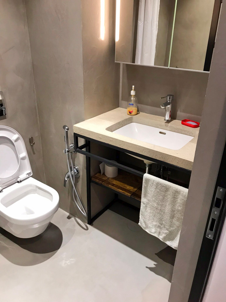 Inspiration för mellanstora moderna grått toaletter, med öppna hyllor, en vägghängd toalettstol, grå kakel, grå väggar, ett undermonterad handfat och bänkskiva i betong