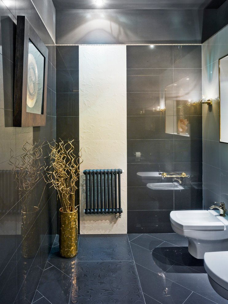 ミラノにあるラグジュアリーな広いコンテンポラリースタイルのおしゃれなトイレ・洗面所 (セラミックタイル、黒い壁、セラミックタイルの床、グレーの床) の写真