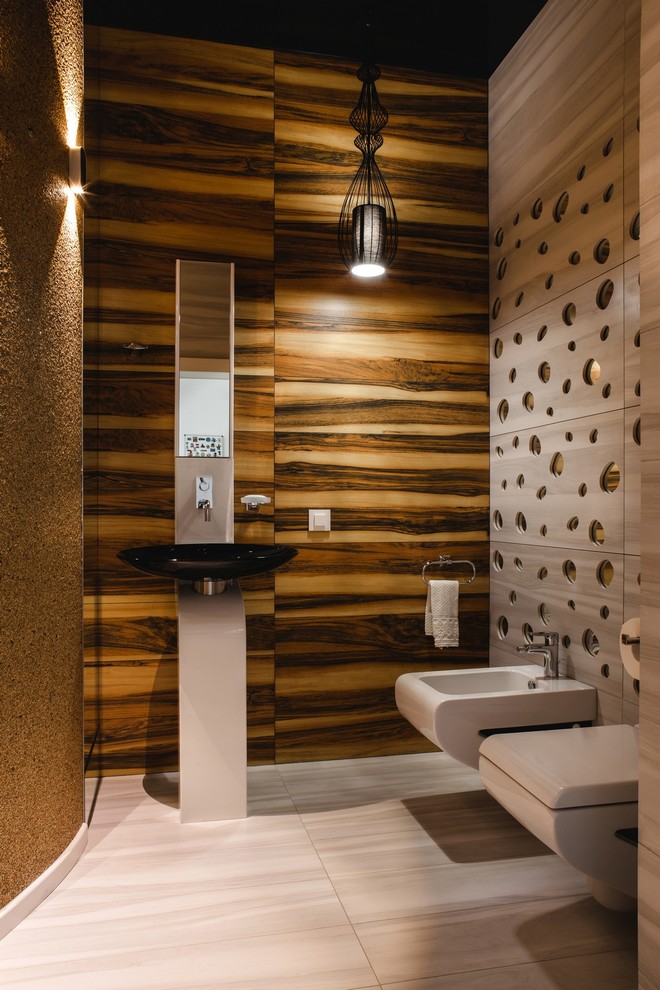 Exempel på ett modernt toalett, med en vägghängd toalettstol och ett väggmonterat handfat