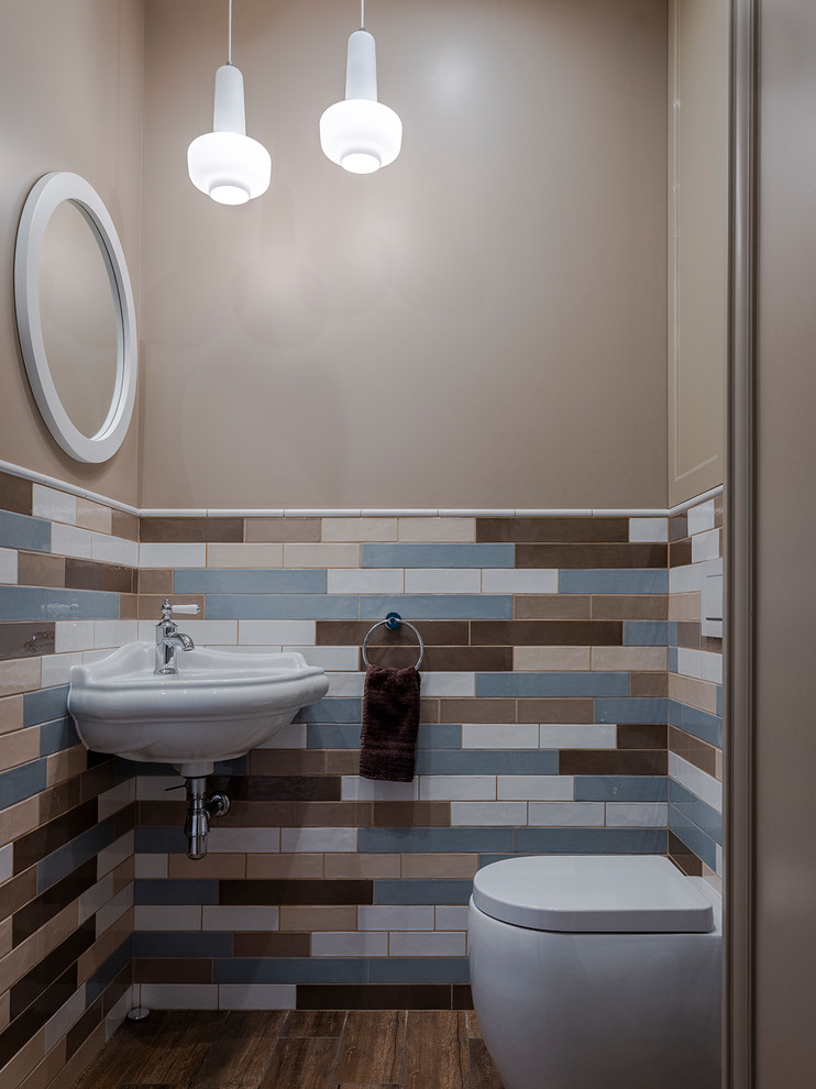 Esempio di un piccolo bagno di servizio con WC a due pezzi, piastrelle multicolore, piastrelle in ceramica, pareti marroni, pavimento con piastrelle in ceramica, lavabo sospeso e pavimento marrone