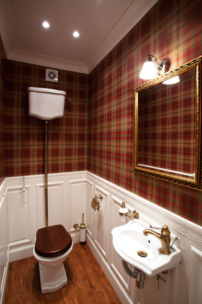 Foto de aseo clásico con sanitario de dos piezas, paredes marrones, lavabo suspendido y suelo marrón
