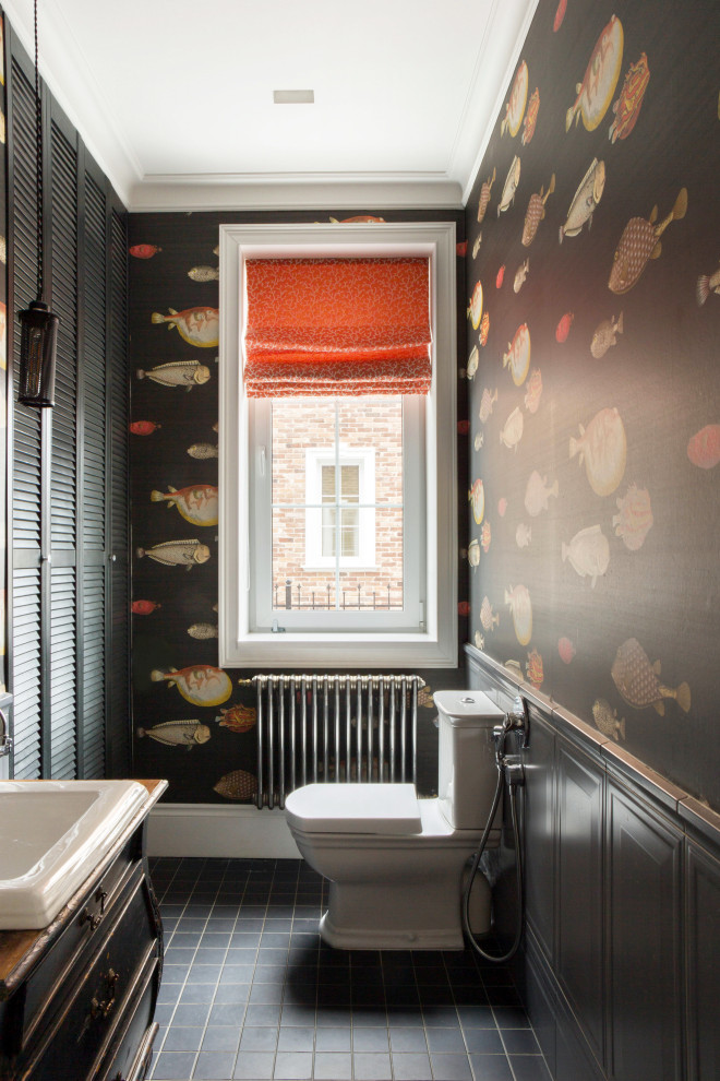Пример оригинального дизайна: туалет в стиле неоклассика (современная классика) с раздельным унитазом, накладной раковиной, черным полом, искусственно-состаренными фасадами, разноцветными стенами, панелями на стенах и обоями на стенах