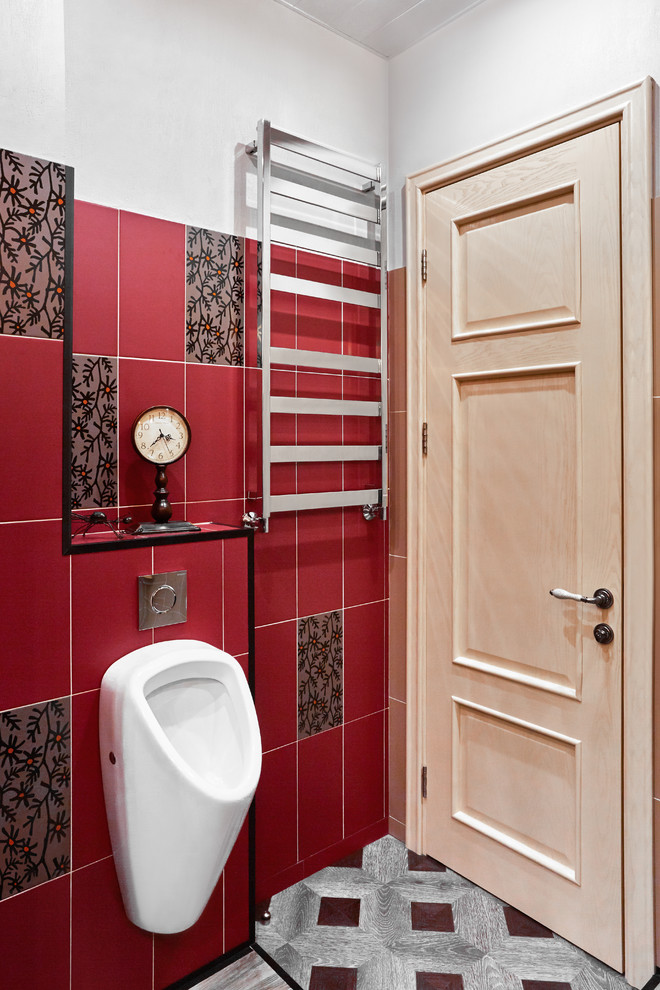 Idée de décoration pour un WC et toilettes urbain de taille moyenne avec un urinoir, un carrelage rouge, des carreaux de céramique, un mur gris, un sol en carrelage de porcelaine, un lavabo posé et un sol gris.