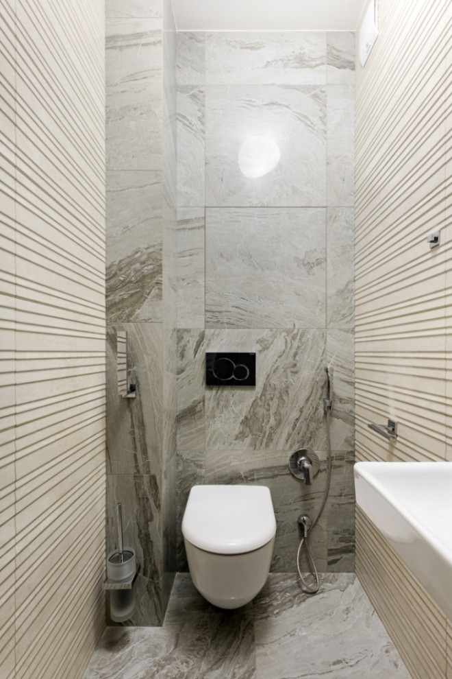 На фото: туалет среднего размера в современном стиле с инсталляцией, белой плиткой, керамической плиткой, белыми стенами, накладной раковиной, столешницей из искусственного камня, серым полом, белой столешницей и подвесной тумбой с