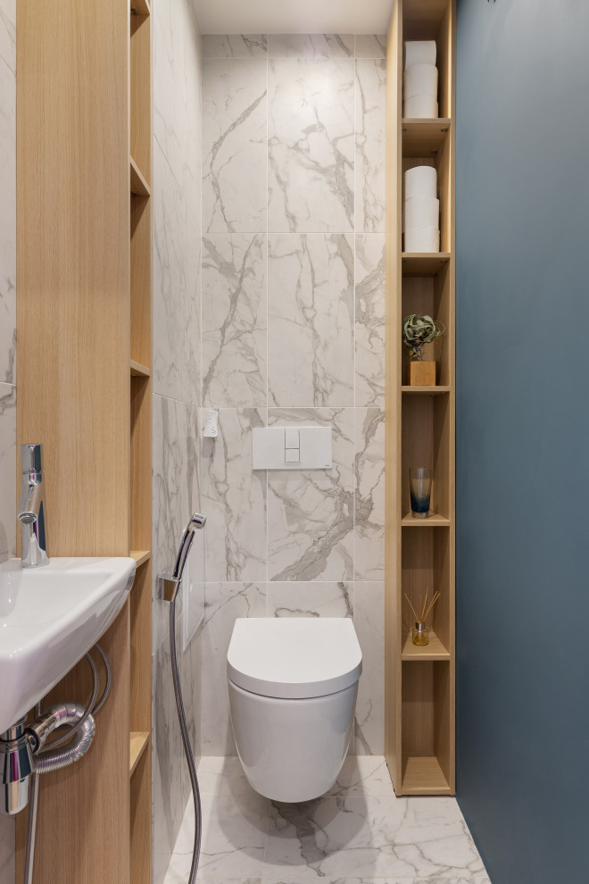 Стильный дизайн: туалет в современном стиле с инсталляцией, белой плиткой, серыми стенами, подвесной раковиной и белым полом - последний тренд