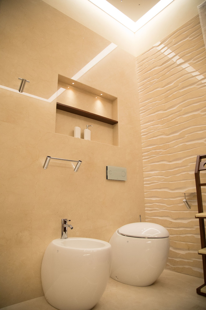 Пример оригинального дизайна: туалет среднего размера в современном стиле с раздельным унитазом, бежевой плиткой, мраморной плиткой, бежевыми стенами, мраморным полом и бежевым полом