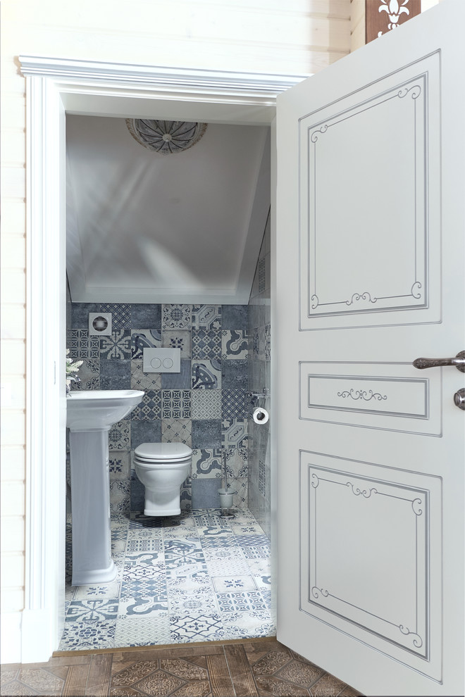 Ispirazione per un bagno di servizio stile shabby con WC a due pezzi, piastrelle beige, piastrelle grigie e lavabo a colonna