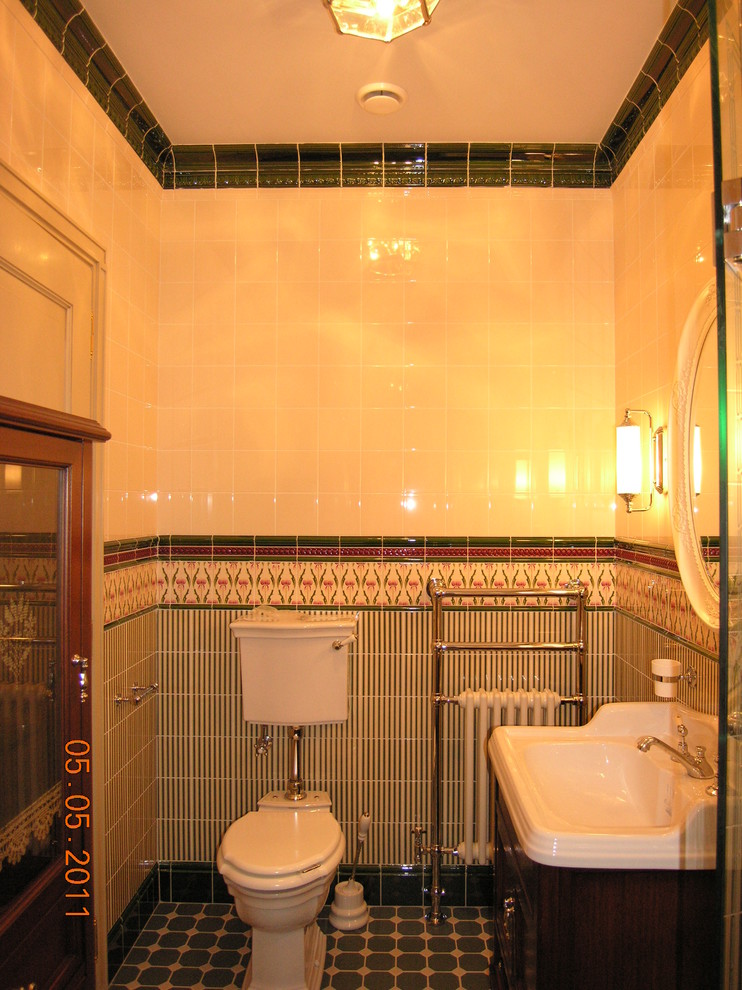 Свежая идея для дизайна: туалет среднего размера в викторианском стиле с раздельным унитазом, зеленой плиткой, керамической плиткой, бежевыми стенами, полом из керамогранита, раковиной с несколькими смесителями, зеленым полом и белой столешницей - отличное фото интерьера