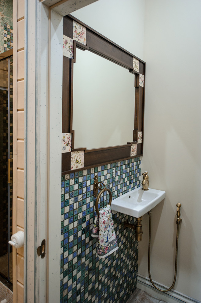 Идея дизайна: маленький туалет в стиле шебби-шик с синей плиткой, бежевыми стенами, подвесной раковиной и плиткой мозаикой для на участке и в саду