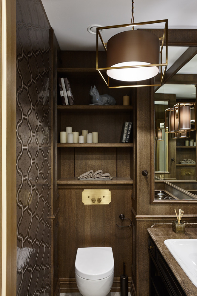 Kleine Klassische Gästetoilette mit Wandtoilette, braunen Fliesen, brauner Wandfarbe und Einbauwaschbecken in Moskau