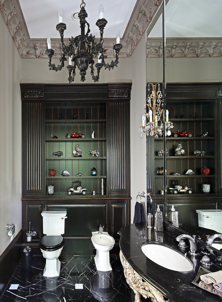 Идея дизайна: туалет в викторианском стиле с раздельным унитазом, черной плиткой, каменной плиткой, серыми стенами, мраморным полом, врезной раковиной, мраморной столешницей и черным полом
