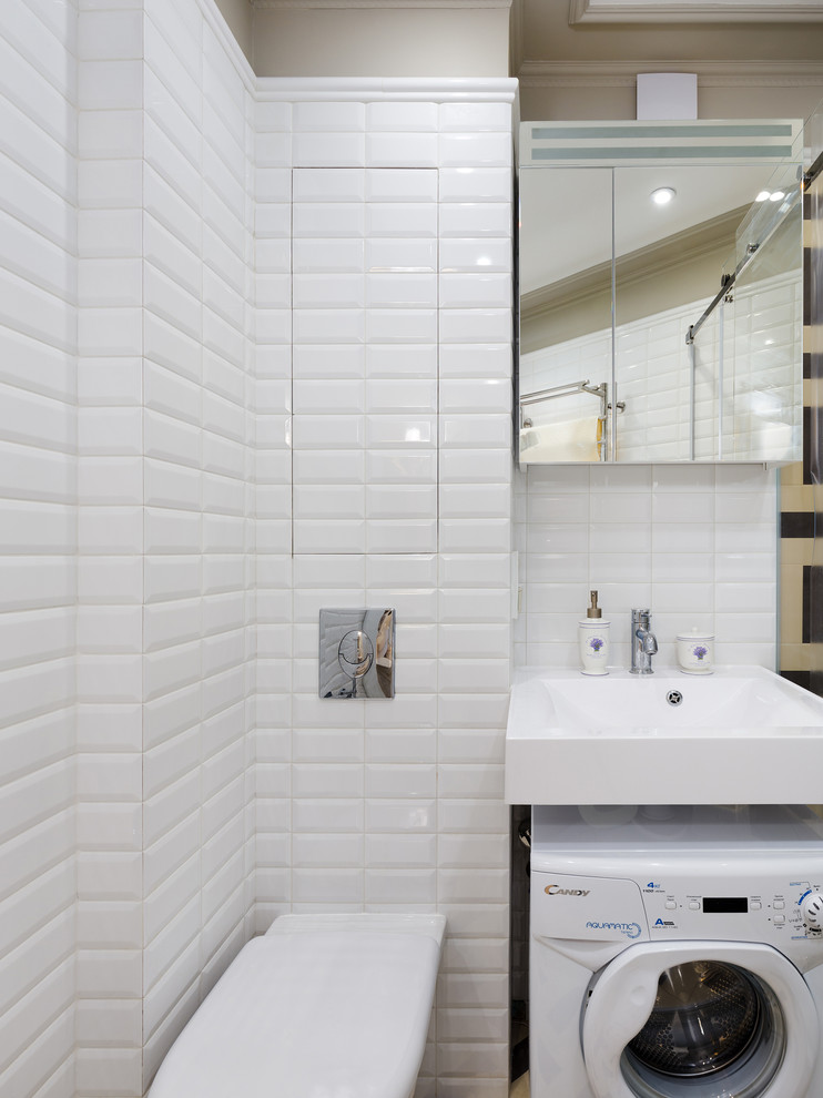 Свежая идея для дизайна: маленький туалет в современном стиле с инсталляцией, белой плиткой, плиткой кабанчик, белыми стенами и подвесной раковиной для на участке и в саду - отличное фото интерьера