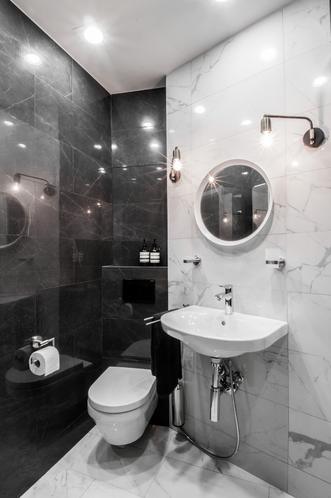 Esempio di un bagno di servizio scandinavo con WC sospeso, piastrelle bianche, piastrelle nere e piastrelle in pietra