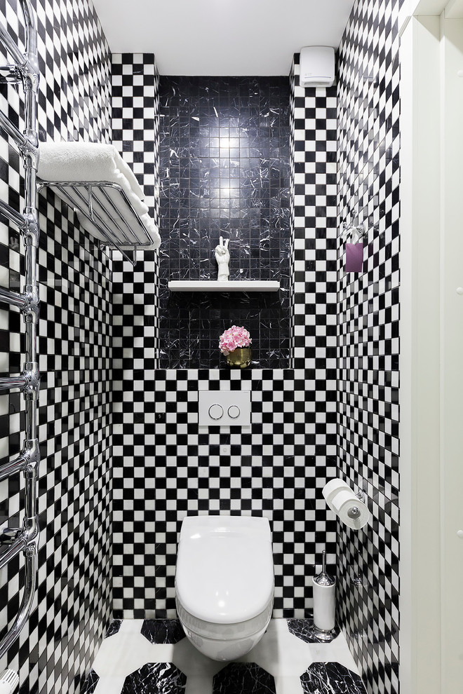 Exempel på ett eklektiskt toalett, med en vägghängd toalettstol, svart och vit kakel, mosaikgolv och flerfärgat golv
