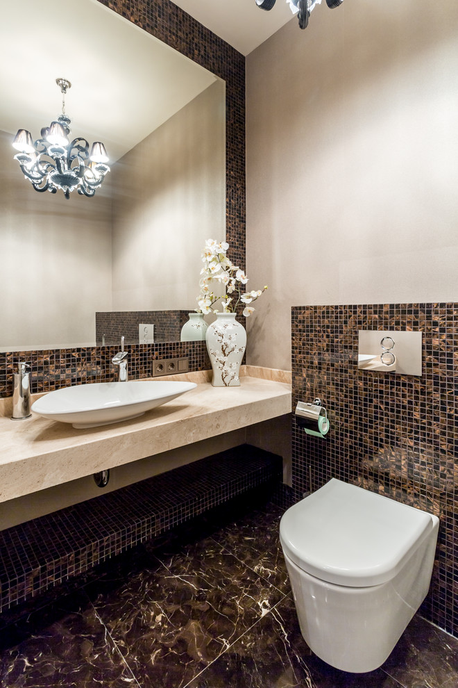 Foto di un bagno di servizio contemporaneo con WC sospeso, piastrelle marroni, piastrelle a mosaico, pareti beige, pavimento in marmo, lavabo a bacinella e pavimento marrone