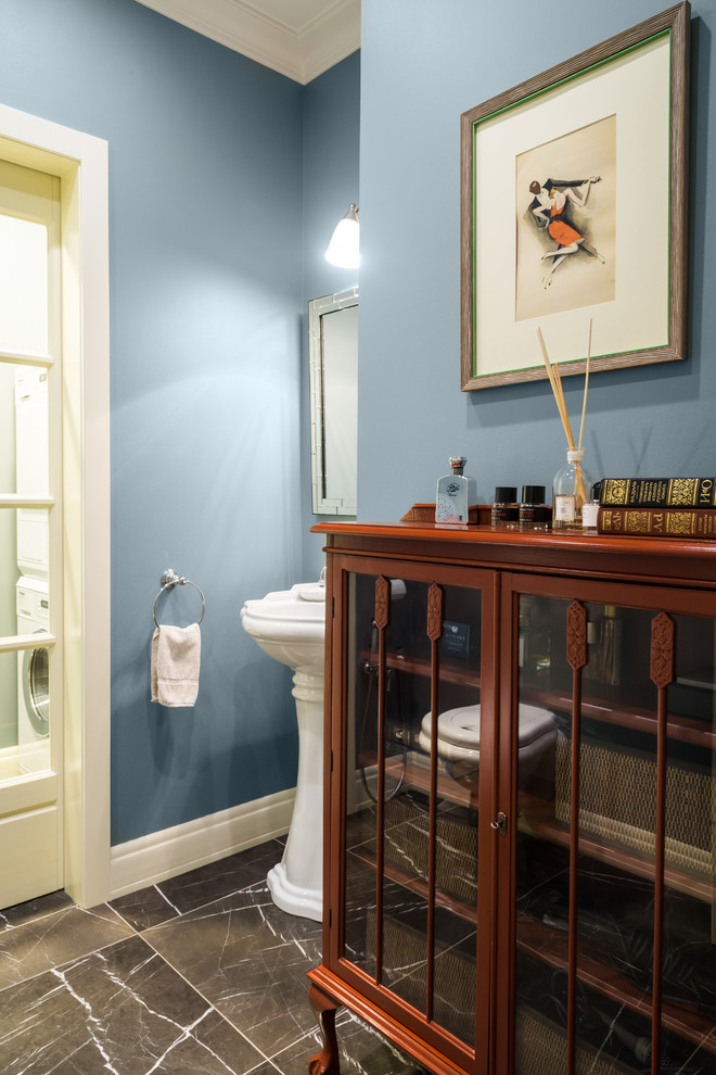 На фото: туалет в стиле неоклассика (современная классика) с синими стенами и серым полом с