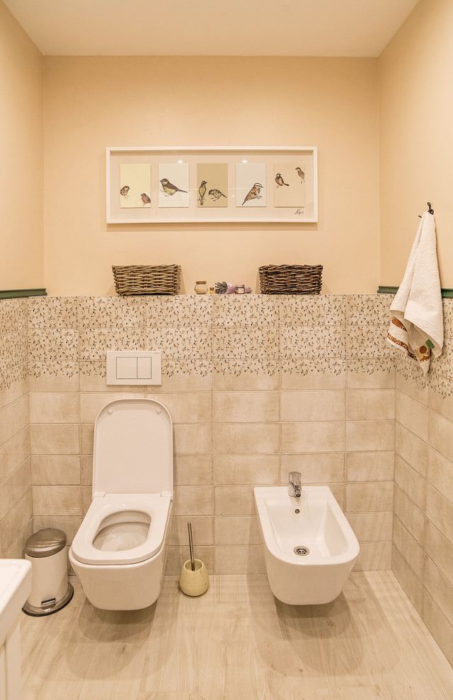 エカテリンブルクにあるコンテンポラリースタイルのおしゃれなトイレ・洗面所 (ビデ、ベージュのタイル、ベージュの壁) の写真