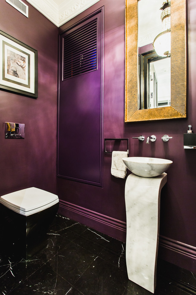 Foto de aseo ecléctico pequeño con sanitario de pared, paredes púrpuras, suelo de mármol y lavabo sobreencimera