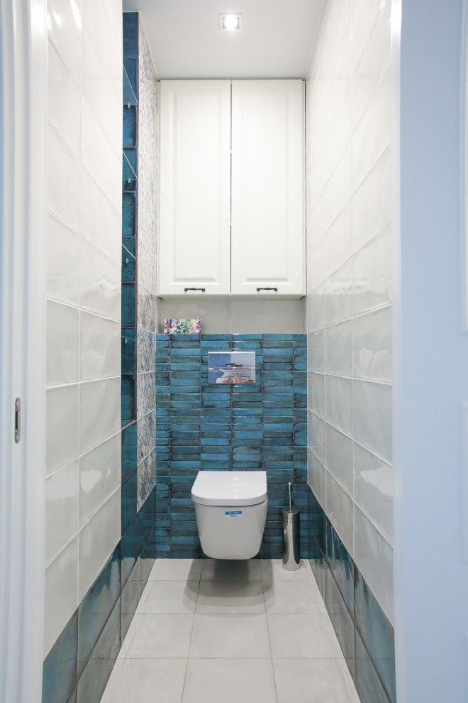 Foto di un bagno di servizio tradizionale di medie dimensioni con piastrelle in ceramica, top in superficie solida, top bianco e WC sospeso