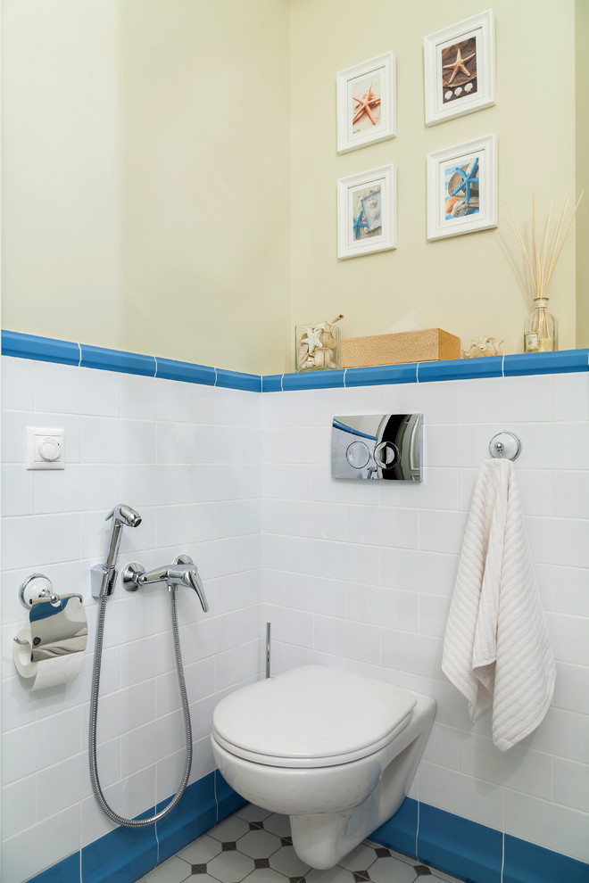 Ispirazione per un piccolo bagno di servizio design con WC sospeso, pareti gialle e pavimento con piastrelle in ceramica
