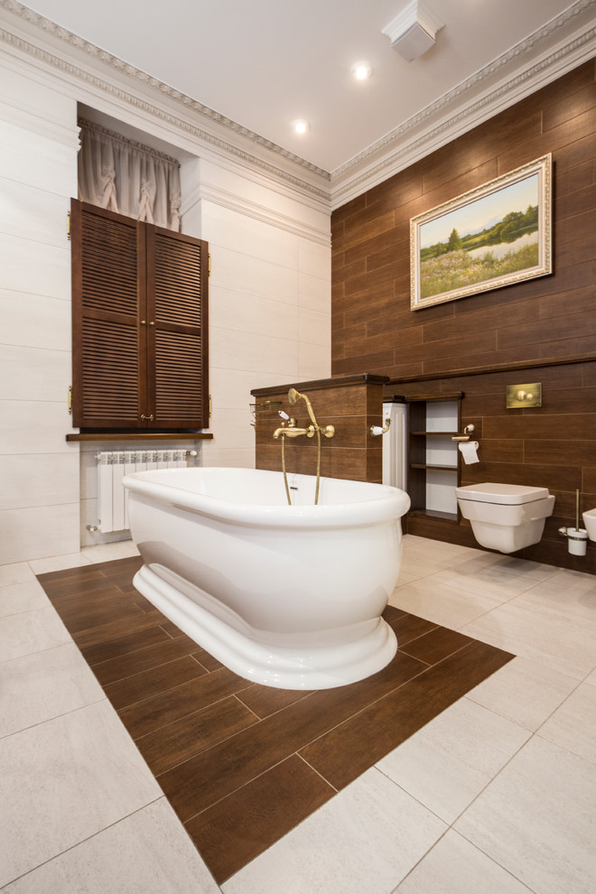 Стильный дизайн: огромная ванная комната в стиле ретро с коричневой плиткой, коричневыми стенами и инсталляцией - последний тренд