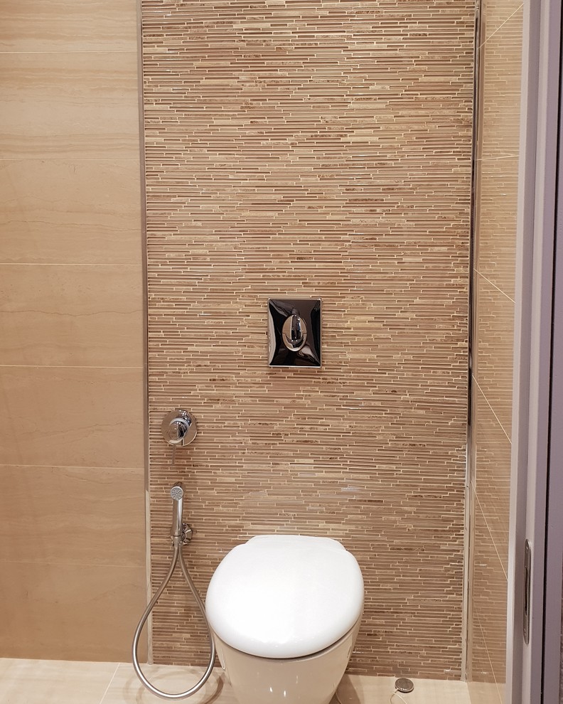 На фото: большой туалет в современном стиле с инсталляцией, бежевой плиткой, плиткой мозаикой, бежевыми стенами, полом из керамической плитки и бежевым полом