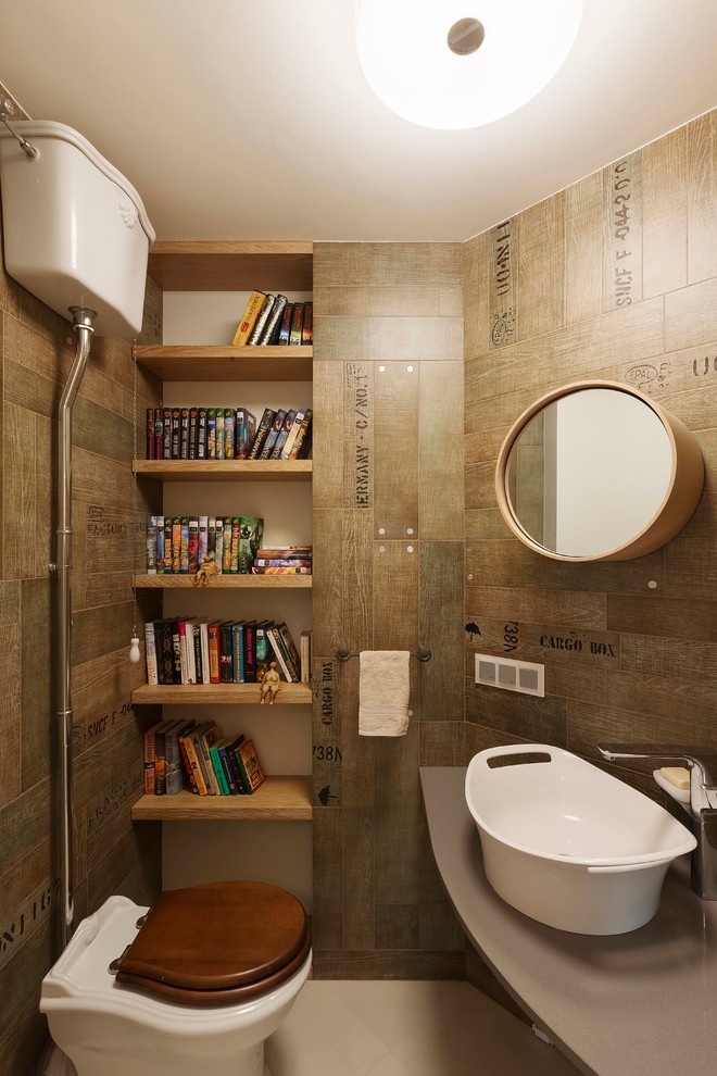 Пример оригинального дизайна: туалет в современном стиле с открытыми фасадами, раздельным унитазом, коричневой плиткой, настольной раковиной, светлыми деревянными фасадами, коричневыми стенами и бежевым полом