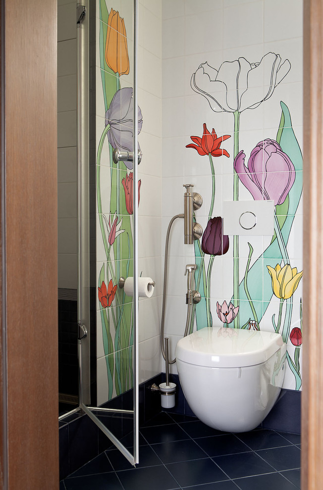 Пример оригинального дизайна: туалет с инсталляцией, разноцветной плиткой, керамической плиткой, полом из керамогранита и черным полом