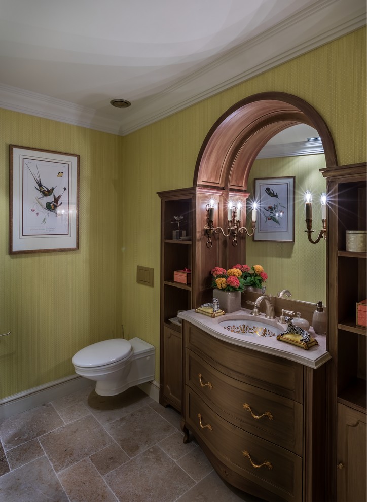 Источник вдохновения для домашнего уюта: туалет в классическом стиле с инсталляцией, желтыми стенами и врезной раковиной