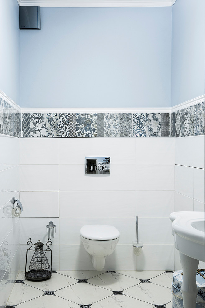 Inspiration pour un grand WC suspendu traditionnel avec un carrelage blanc, un carrelage gris et un mur bleu.