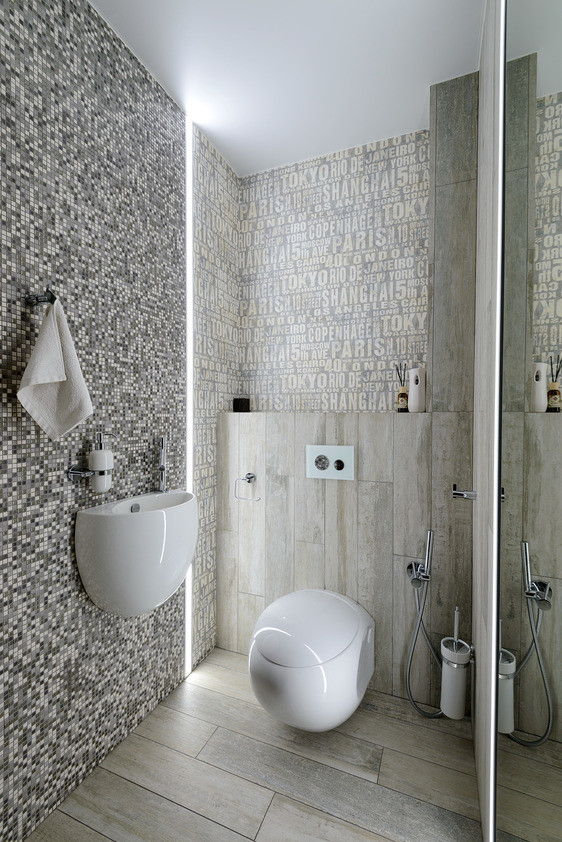 Идея дизайна: туалет в современном стиле с инсталляцией, серой плиткой, плиткой мозаикой и подвесной раковиной