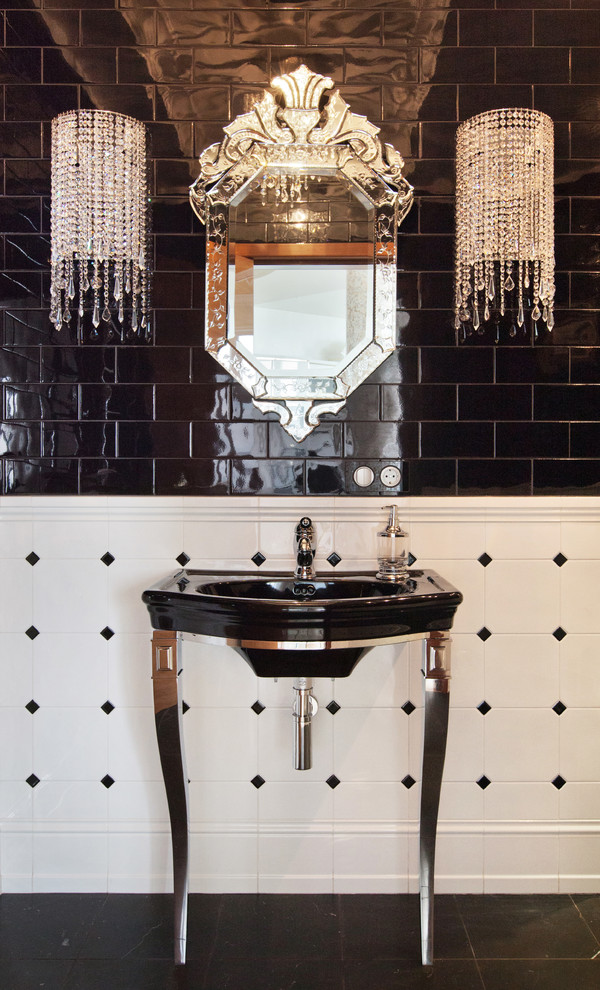 Idee per un bagno di servizio minimal con piastrelle bianche, pistrelle in bianco e nero, piastrelle nere e lavabo a consolle