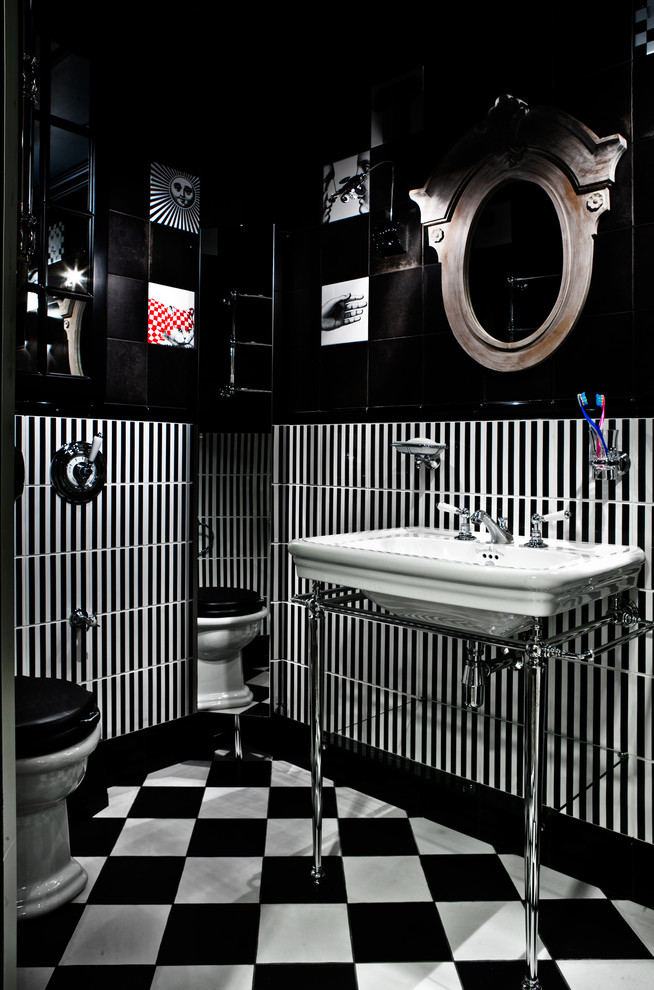 На фото: туалет в викторианском стиле с раздельным унитазом, черно-белой плиткой и консольной раковиной