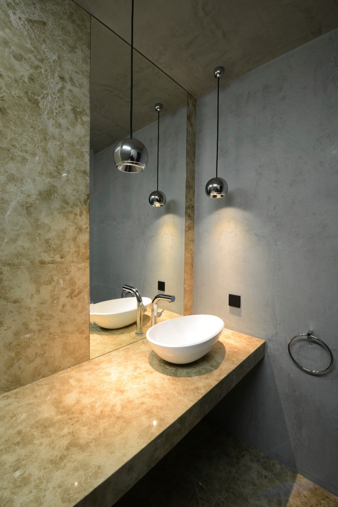 Foto di un bagno di servizio design di medie dimensioni con piastrelle gialle, piastrelle di marmo, pareti grigie, pavimento in marmo, lavabo a bacinella, top in marmo e pavimento giallo