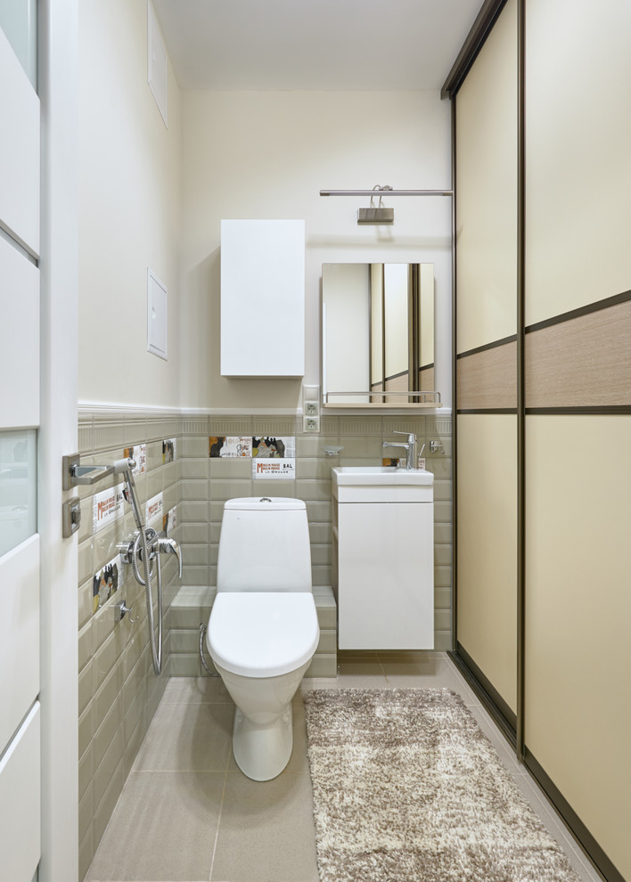 Идея дизайна: туалет в современном стиле с плоскими фасадами, белыми фасадами, бежевыми стенами и серым полом