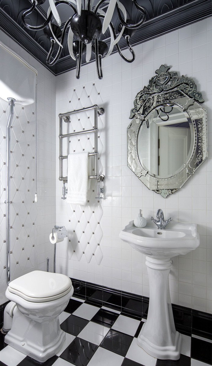 モスクワにあるトランジショナルスタイルのおしゃれなトイレ・洗面所 (分離型トイレ、白いタイル、ペデスタルシンク、マルチカラーの床) の写真