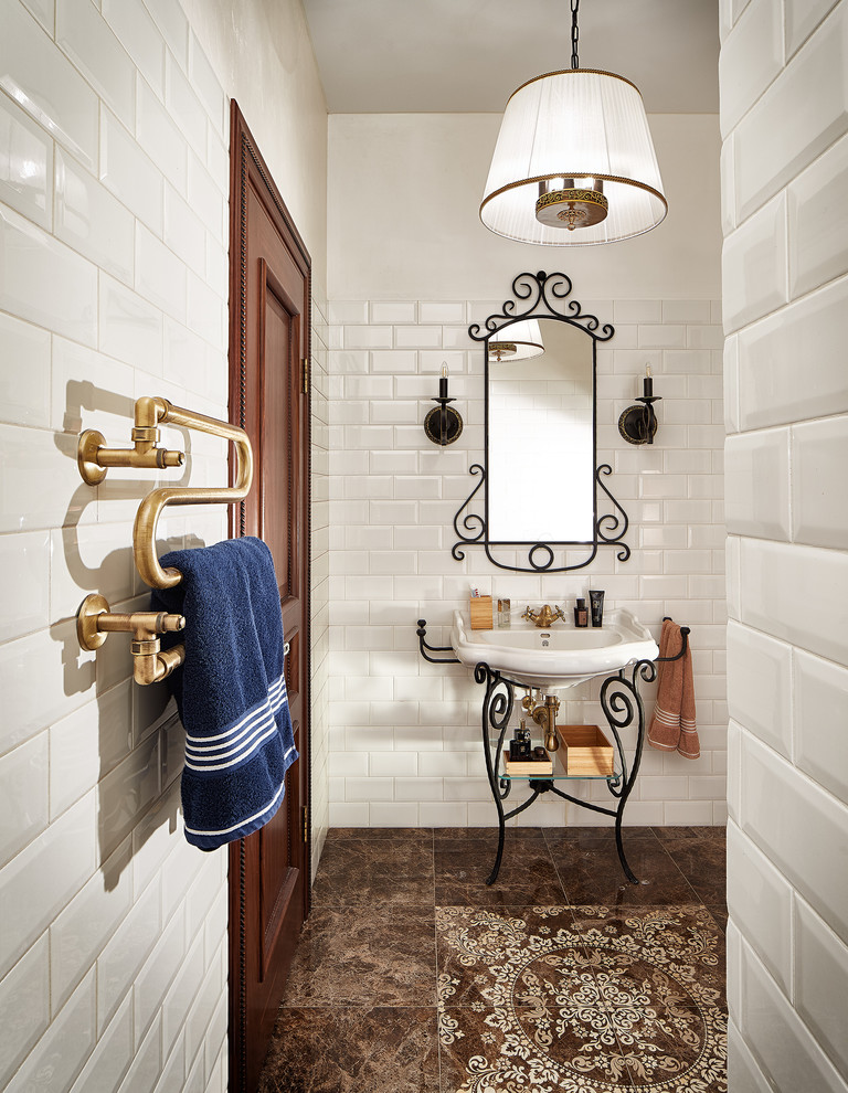 На фото: туалет в классическом стиле с белой плиткой, плиткой кабанчик и консольной раковиной с