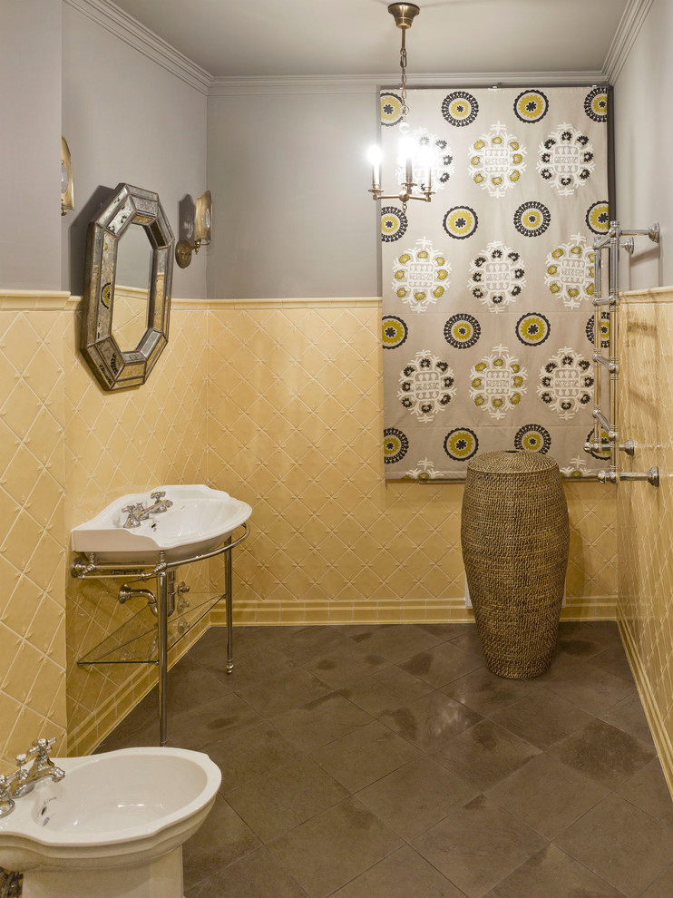 Inredning av ett eklektiskt mellanstort toalett, med keramikplattor, marmorgolv, en bidé, gul kakel, grå väggar och ett konsol handfat