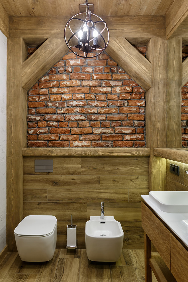 サンクトペテルブルクにあるインダストリアルスタイルのおしゃれなトイレ・洗面所 (壁掛け式トイレ、ベージュの床) の写真