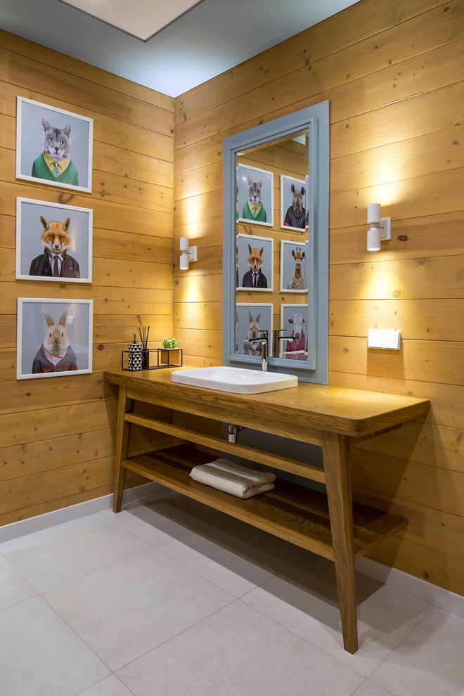 Moderne Gästetoilette mit offenen Schränken, brauner Wandfarbe, Einbauwaschbecken, grauem Boden, hellbraunen Holzschränken, Waschtisch aus Holz und brauner Waschtischplatte in Moskau